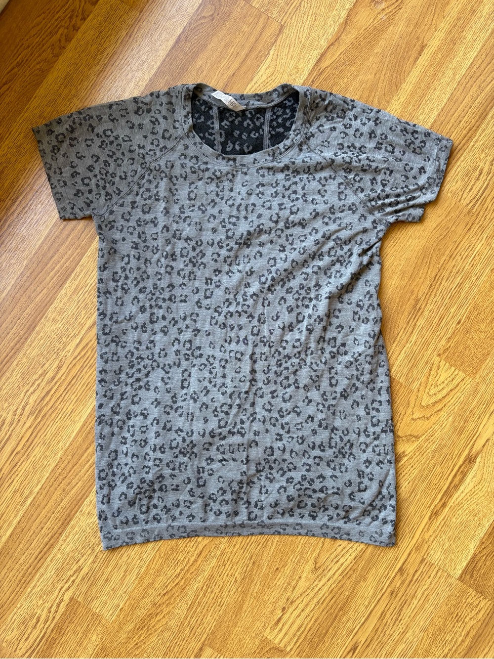 Athleta momentum allure gray leopard print top tee casual athletic stretch sz M